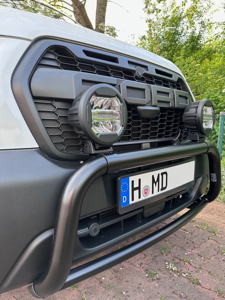 K&uuml;hlergrill im RAPTOR-Design, Frontschutzb&uuml;gel und LED-Fernlichtschein