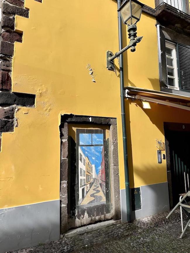 Die bunt bemalten T&uuml;ren in der Rua de Santa Maria