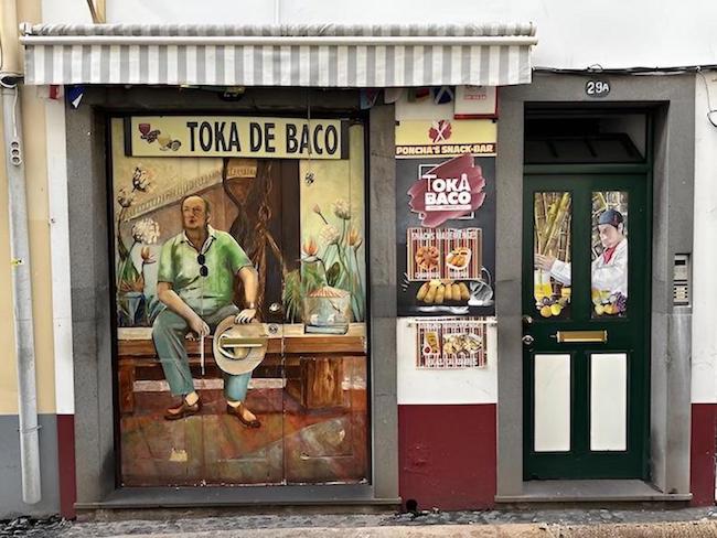 Die bunt bemalten T&uuml;ren in der Rua de Santa Maria