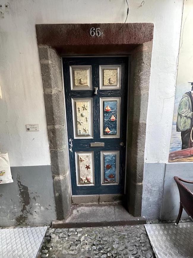 Die bunt bemalten T&uuml;ren in der Rua de Santa Maria