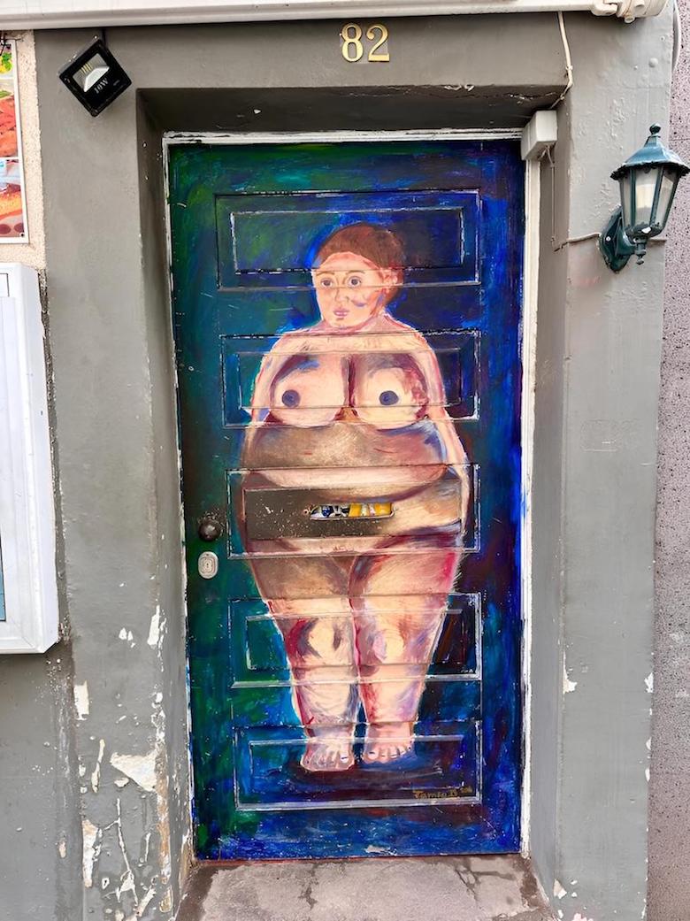 Die bunt bemalten T&uuml;ren in der Rua de Santa Maria