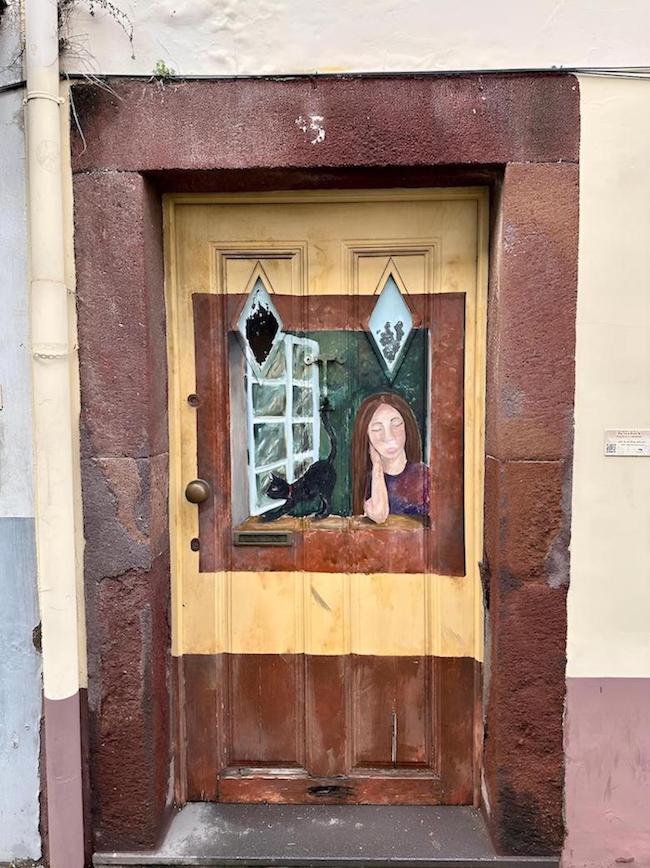 Die bunt bemalten T&uuml;ren in der Rua de Santa Maria