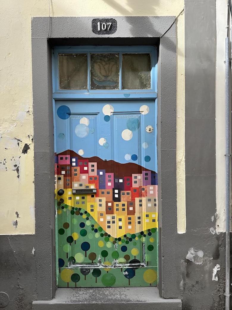 Die bunt bemalten T&uuml;ren in der Rua de Santa Maria