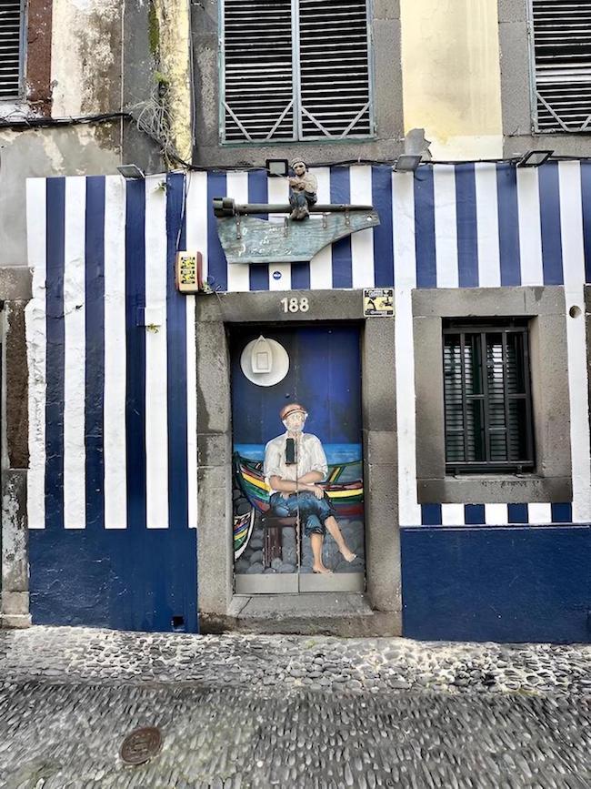 Die bunt bemalten T&uuml;ren in der Rua de Santa Maria