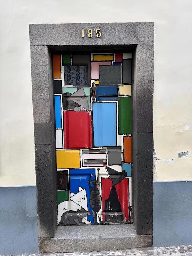 Die bunt bemalten T&uuml;ren in der Rua de Santa Maria