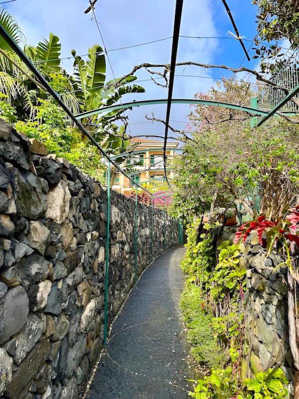 Praktisch: Eine kleine Gasse f&uuml;hrt vom Hotel direkt in die Altstadt