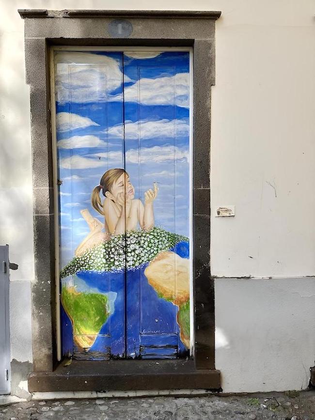 Die bunt bemalten T&uuml;ren in der Rua de Santa Maria