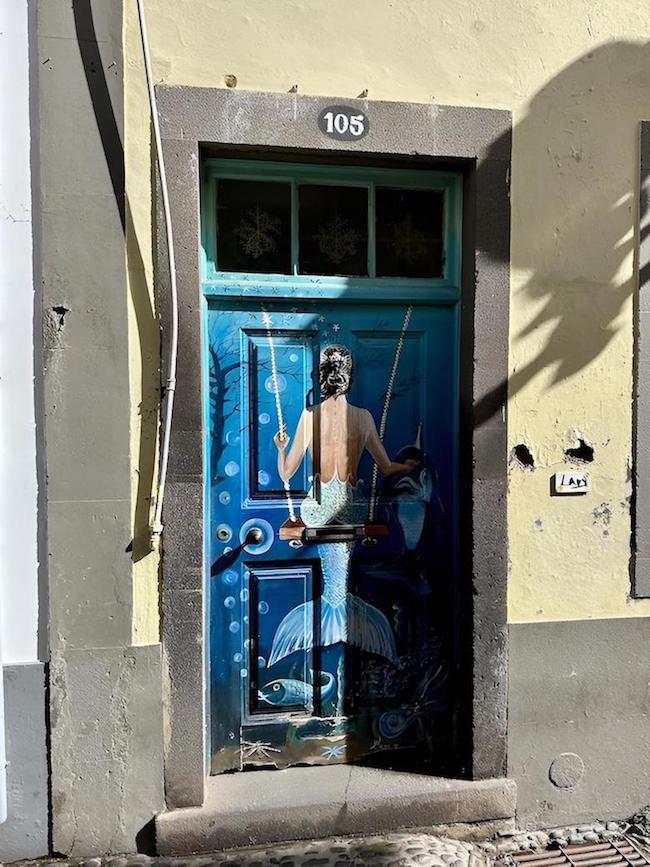 Die bunt bemalten T&uuml;ren in der Rua de Santa Maria