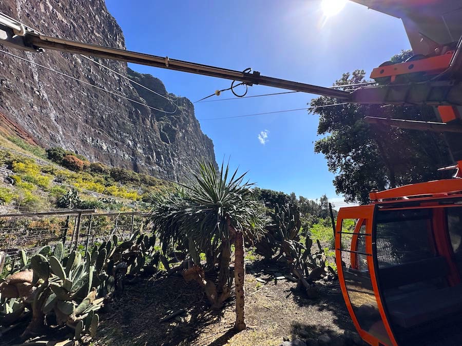 Mit der Seilbahn Gir&atilde;o Faj&atilde;s zum Meer