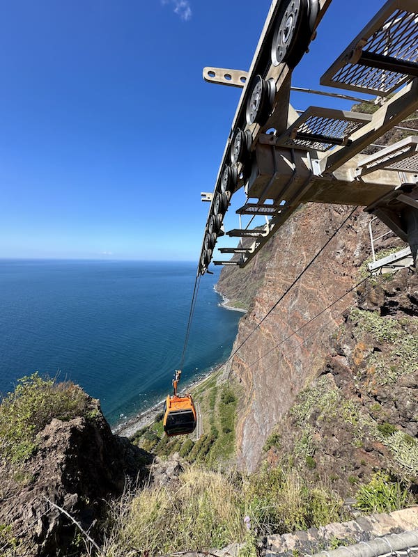 Mit der Seilbahn Gir&atilde;o Faj&atilde;s zum Meer
