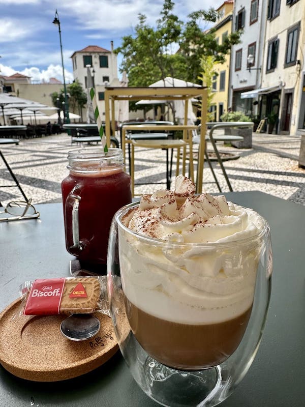 &bdquo;Chinesa&ldquo; &ndash; ein starker Kaffee mit Milch in einem Glas serviert