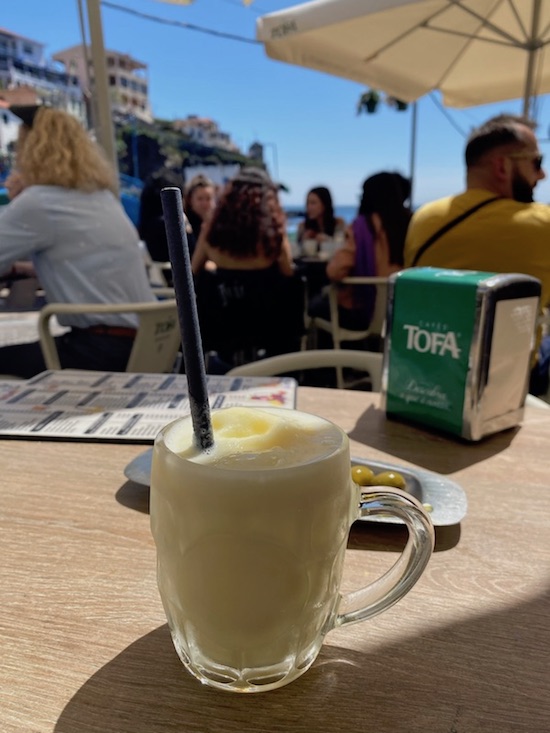 &bdquo;Nikita&ldquo; &ndash; ein s&uuml;&szlig;er Cocktail aus Bier, Wei&szlig;wein, Eis und Ananas