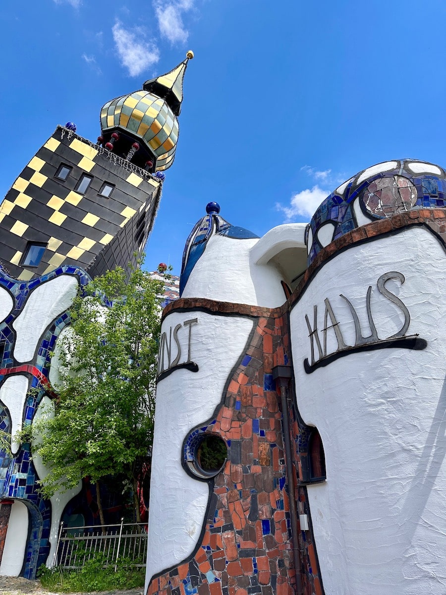 Hundertwasser-Architektur, in einer der &auml;ltesten Brauereien der Welt.