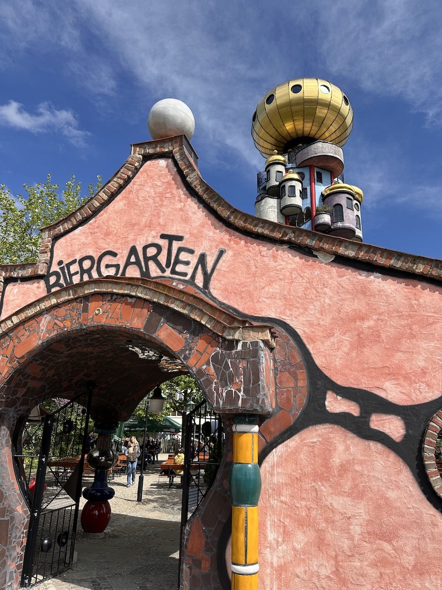 Hundertwasser-Architektur, in einer der &auml;ltesten Brauereien der Welt.