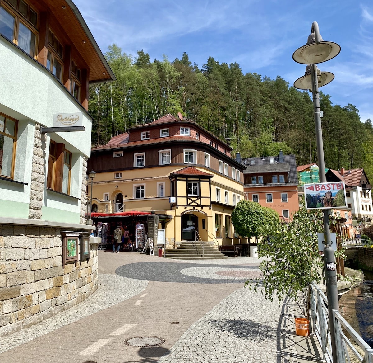 Unterhalb der Felskulisse liegt der malerische Kurort Rathen