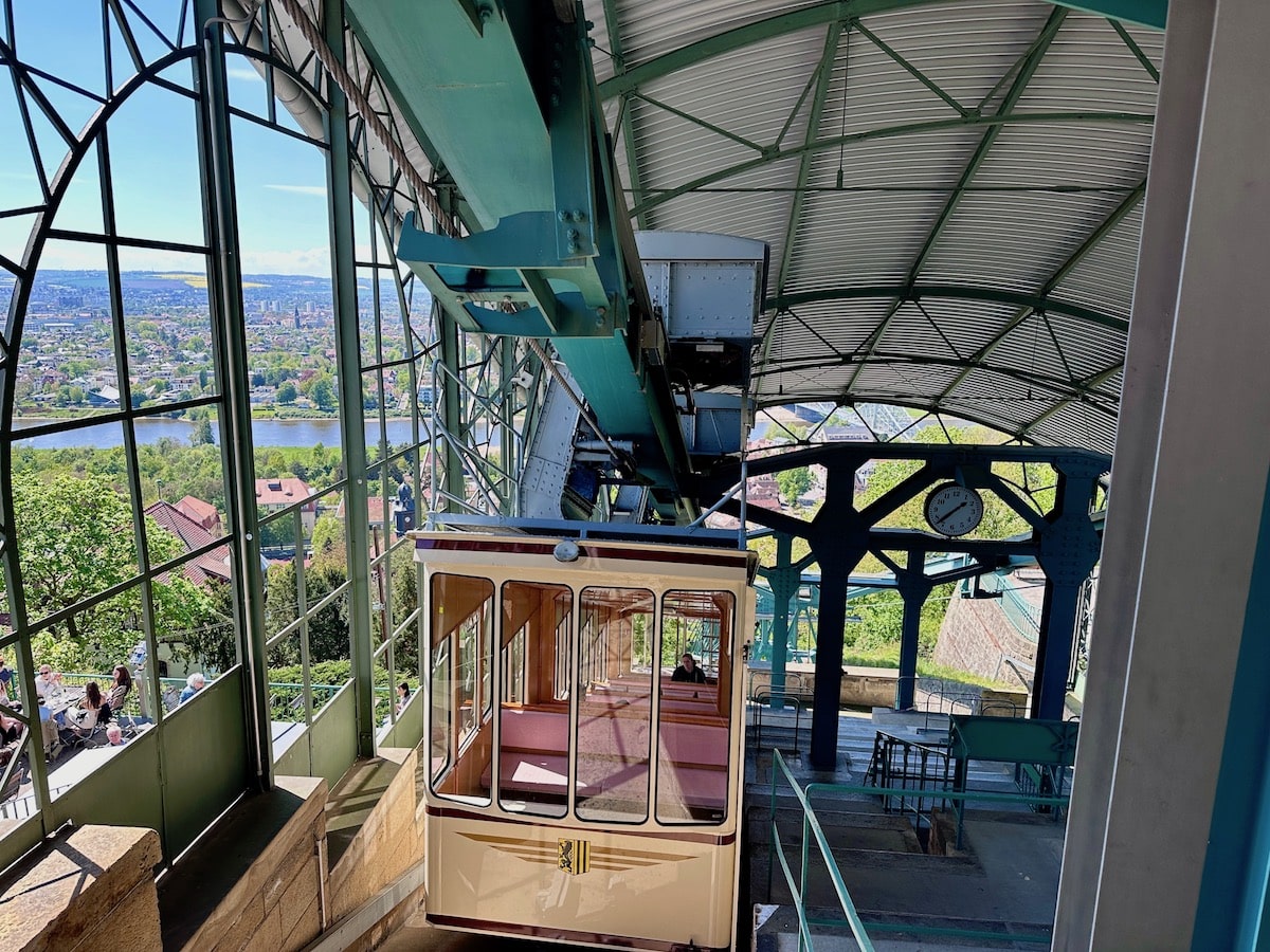 Die erste Berg-Schienenschwebebahn wurde 1914 in Betrieb genommen