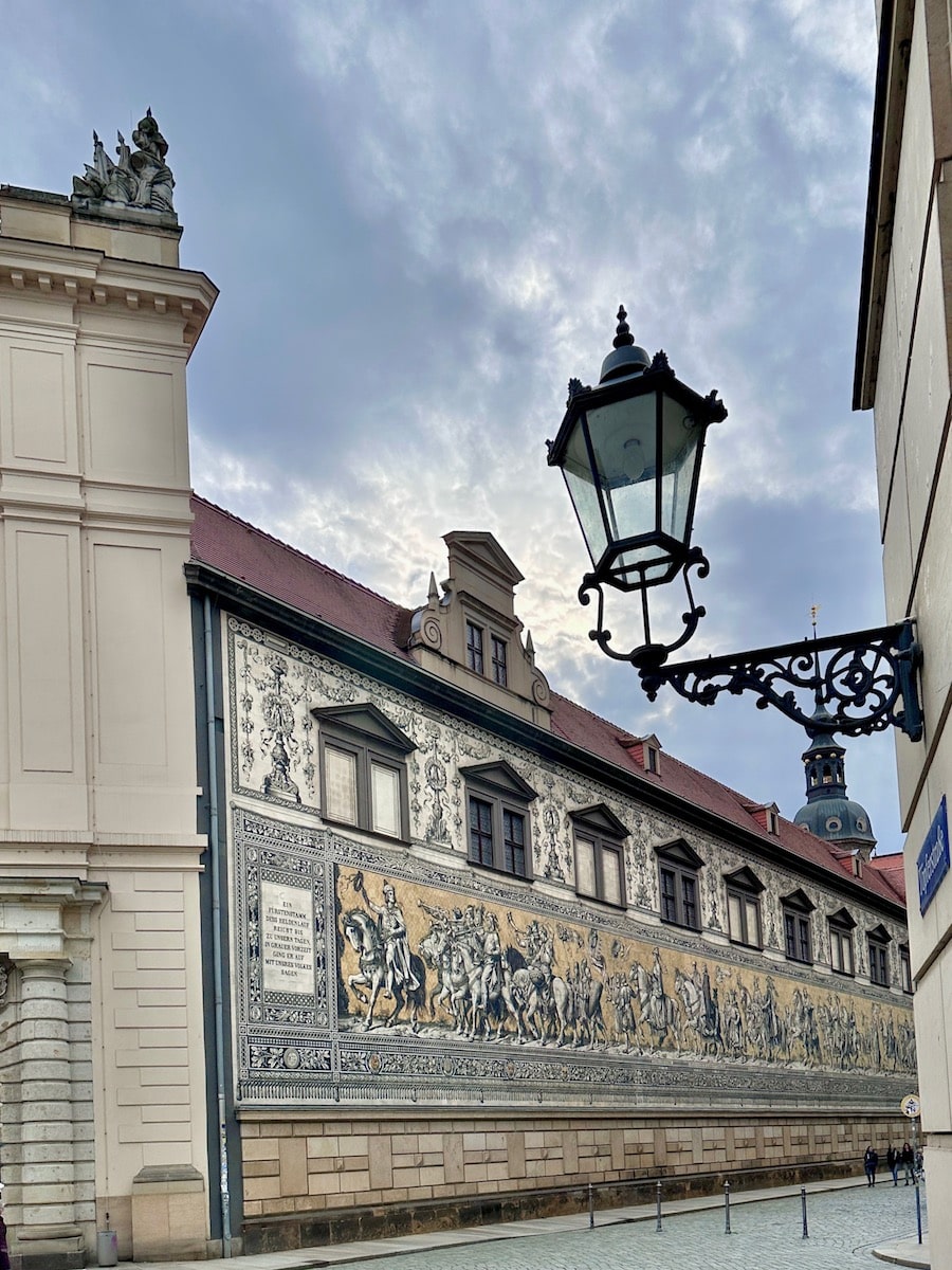 Der F&uuml;rstenzug, ein 101 Meter langes Wandbild aus 23.000 Meissner Porzellan Fliesen