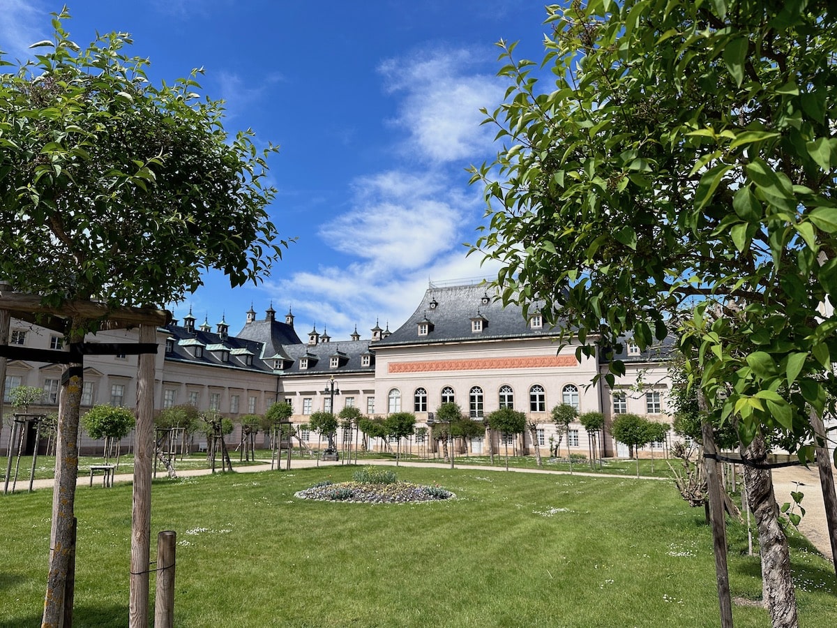 Direkt an der Elbe liegt das Schloss Pillnitz