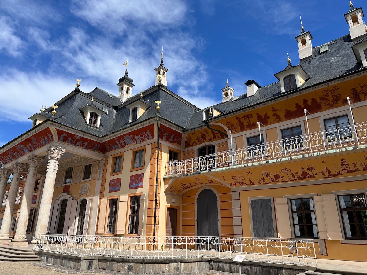 Direkt an der Elbe liegt das Schloss Pillnitz