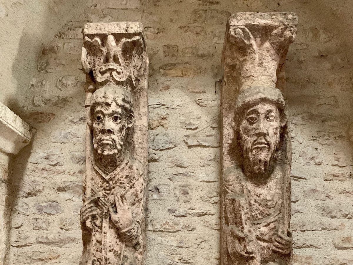 Impressionen aus der Abteikirche in Tournus.